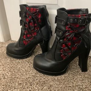 Black and red demonias with lace and buckles. Size 8